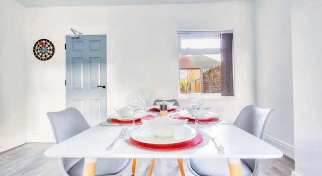 Modern 3-bed Home Sleeps 6 With Parking Fast Wifi Perfect for Contractors Long Stays, Reserva ahora Casa o chalet Saint Helens Merseyside