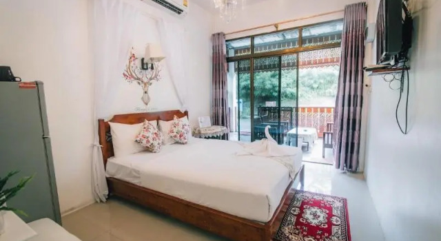 Sundaze Samet Hostel & Hangout, Забронировать Отель Отели Ко Самет с парковкой, рядом с Пляж Ао Прао, Парковка