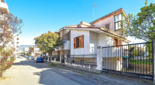 Beautiful Home in Reggio Calabria With Wifi and 3 Bedrooms, Rezerwuj Hotel Reggio di Calabria Kalabria