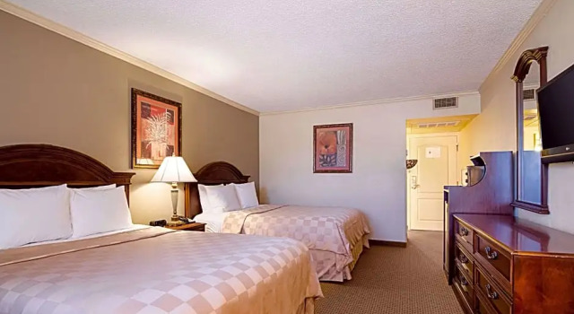 Четырёхместный люкс с видом на бассейн Clarion Inn Garden City