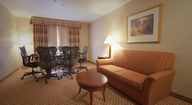 Полулюкс Hilton Garden Inn Albuquerque Uptown