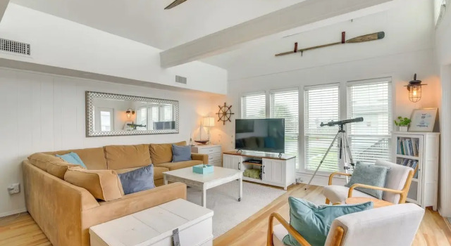 Коттедж 1 Block to Beach: Family Retreat in Galveston!