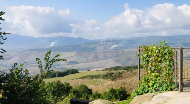 Коттедж c 1 комнатой Girasole Cottage overlooking the Orcia valley in Tuscany