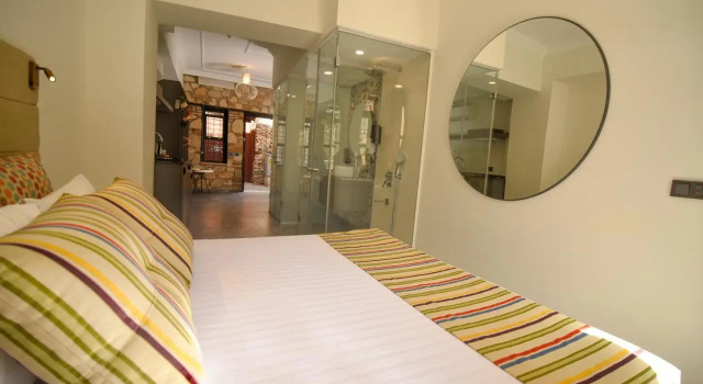 Lovely Garden Flat with Patio near Hadrian's Gate, Забронировать Отель Отели провинции Антальи с парковкой, Парковка