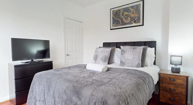 Dagenham - 4 Beds - Sleeps 8 - Wifi