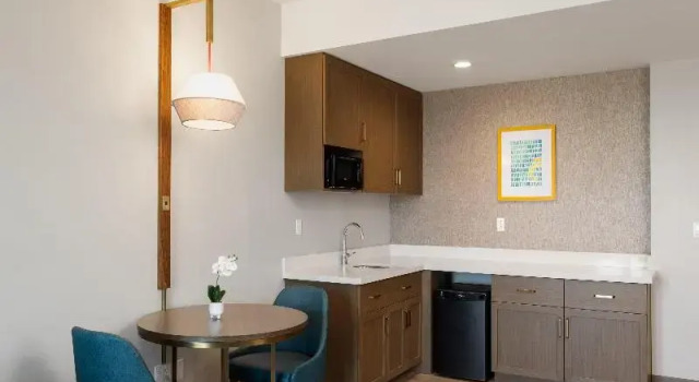 Четырёхместный люкс c 1 комнатой Holiday Inn & Suites Monterey Park - Los Angeles by IHG