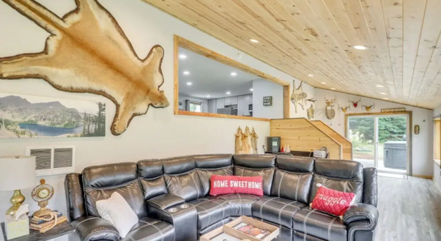 Bigfork Cottage w/ Hot Tub ~ 6 Mi to Flathead Lake, Buchen Sie Ferienhaus Hotels in Montana mit Parkplatz, Parkplätze