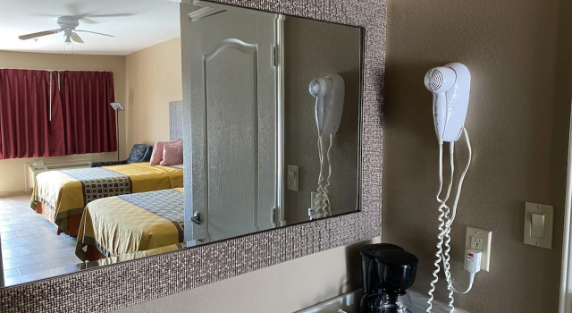 Двухместный номер Deluxe с видом на бассейн Los Fresnos Inn and Suites