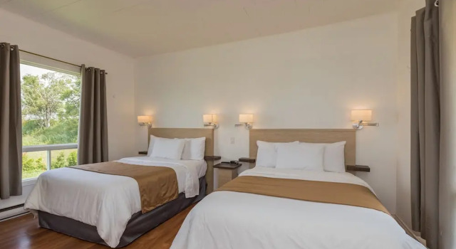 Четырёхместное шале с балконом Motel au Fleuve dArgent