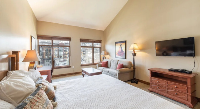 Номер Deluxe Unequalled Ski in Out, Next to Gondola, Sundial hotel room, Pool, Hot tub, Condo Nast Winner C316A