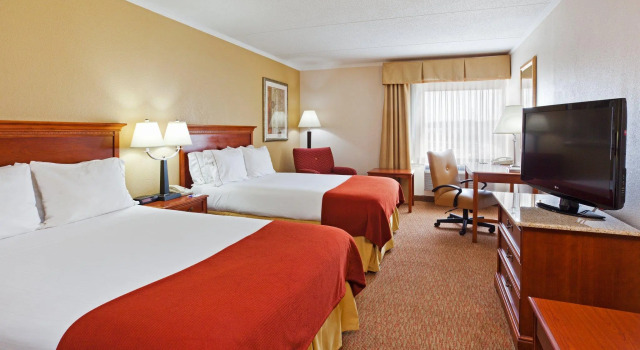 Четырёхместный номер Standard Holiday Inn Express & Suites Greensboro - I-40 atWendover by IHG