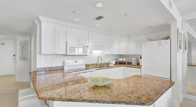 Номер Standard с балконом и с видом на океан Beachfront Condo w/ View & Pool, Sleeps 8