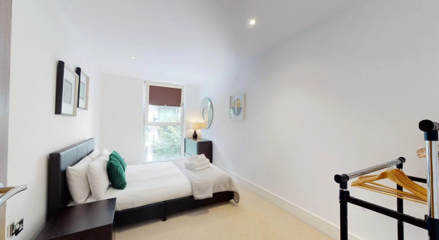 Comfy Two Bed Apartment w Balcony in Canary Wharf