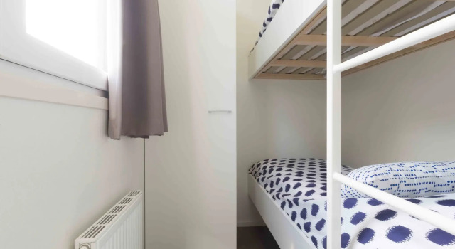 Nice chalet with dishwasher in a holiday park in the middle of the Veluwe, Rezerwuj Chalet Domki letniskowe w Ede, Domek