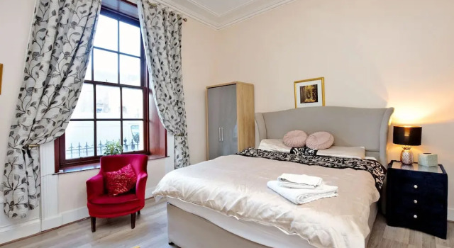 Коттедж Luxurious Aberdeen Retreat Sleeps 21 & Parking