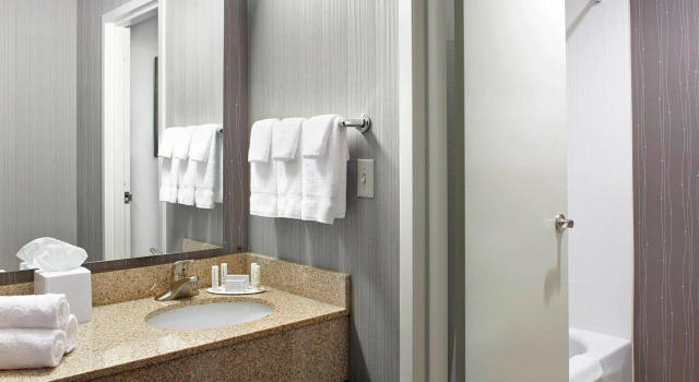 Четырёхместный номер Standard Courtyard by Marriott State College