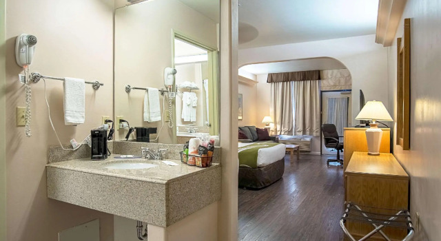 Четырёхместный люкс Quality Inn & Suites Phoenix NW - Sun City