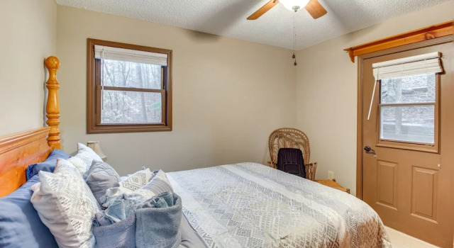 Ellijay Resort Cabin w/ Fire Pit, Decks, & Hot Tub, Buchen Sie Resort Ellijay 