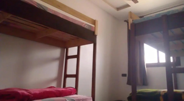 Кровать в общем номере Boilers Surf House