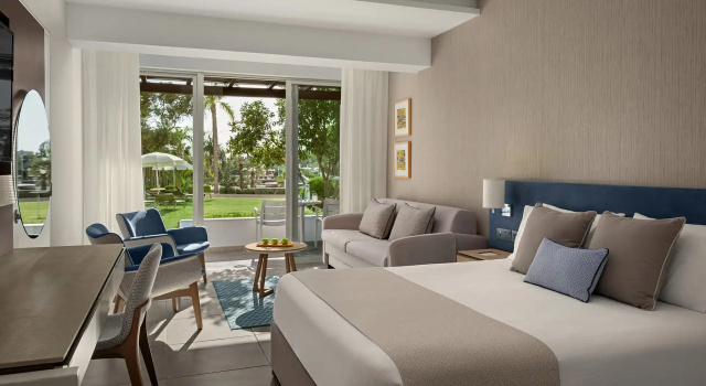 Двухместный номер Family с видом на бассейн Mediterranean Beach Hotel