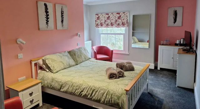 Comfortable Double Room with Bath, Забронировать Гостевой дом Отели High Weald с парковкой, Парковка