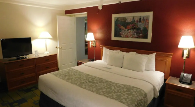 Двухместный люкс Days Inn & Suites by Wyndham Arlington Heights