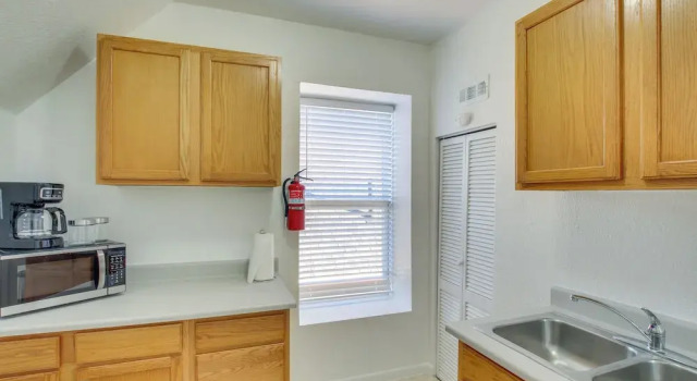 Апартаменты 1 Block to Town! Convenient Logan Apartment