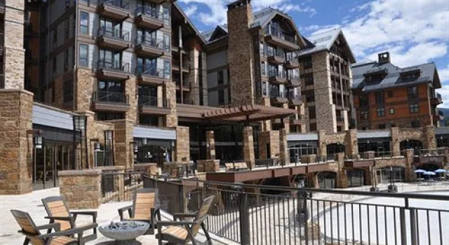 Elevation Resort Residences at Solaris, Забронировать Курортный отель Отели Вейл с бассейном, Бассейн