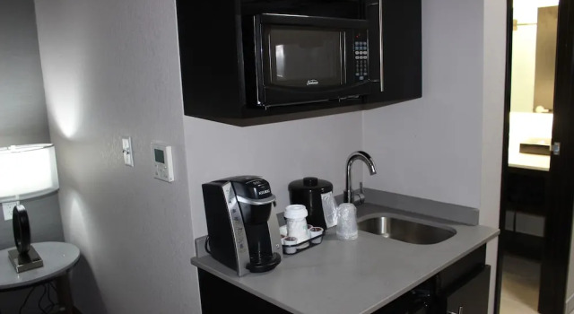 Четырёхместный люкс Holiday Inn Express & Suites Shawnee-Kansas City West by IHG