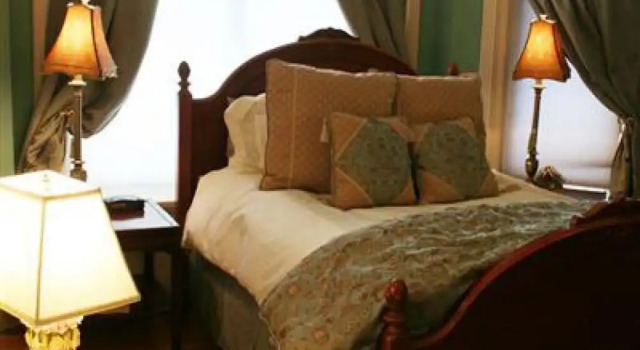 M&M Victorian Bed and Breakfast, Rezervovat Hotel Marinette Wisconsin