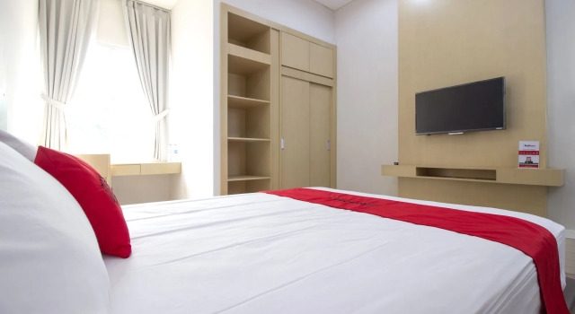 RedDoorz Plus @ SCBD, Buchen Sie Hotel Kebayoran Baru Jakarta, in der Nähe von The Energy Building
