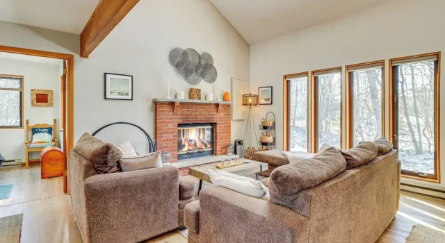 Private Spa, Fire Pit & Deck: Poconos Home!, Book Feriehus Villaer i Camelback, Villa