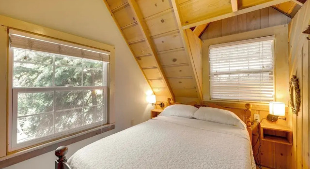 Vintage Snow White Cottage about 2 Miles to Village, Reserva ahora Casa o chalet Blue Jay California