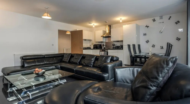 Beautiful 3-bed Apartment in Romford, Забронировать Апартаменты/квартира Отели Большого Лондона с парковкой, Парковка