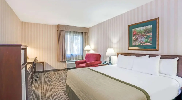 Двухместный люкс Baymont by Wyndham Louisville Airport South
