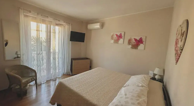 Habitación cuádruple Estándar con balcón B&B Mariposa
