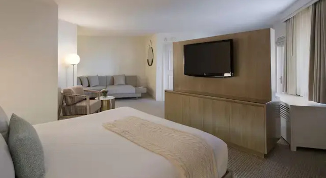 Полулюкс с балконом и с видом на сад The Belamar Hotel Manhattan Beach, Tapestry by Hilton