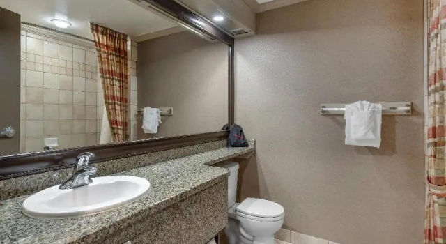 Шестиместный номер Standard с балконом Best Western PLUS Port OCall Hotel