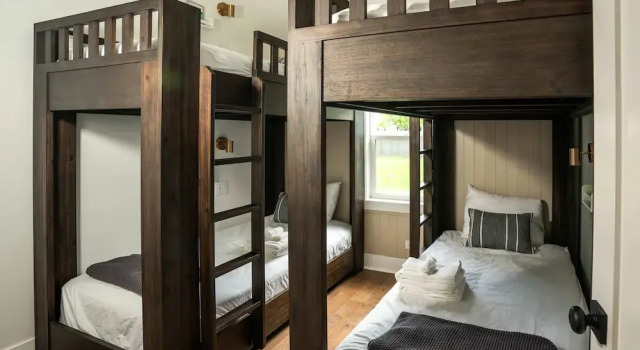 Magnolia Manor - Remodeled Home Near Downtown, Забронировать Отель Отели Лейк-Дженива с парковкой, рядом с Винодельня Studio Winery, Парковка