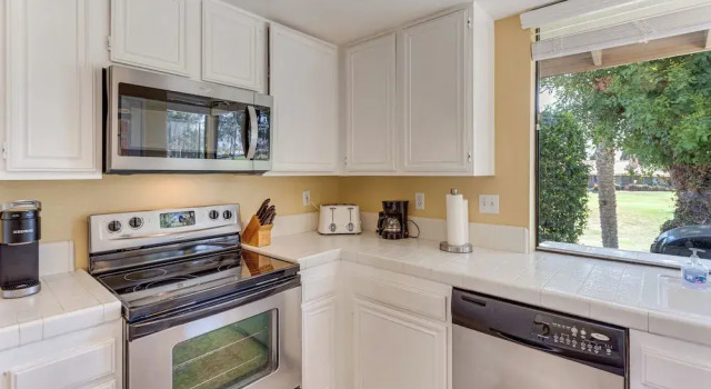 Sunny Pad w/ Patio & Pool Access in Palm Desert!, Забронировать Апартаменты/квартира Палм-Дезерт Coachella Valley, рядом с College of the Desert