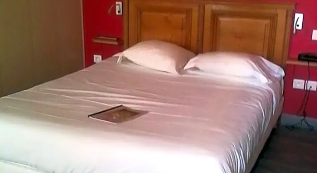 Номер Standard Brit Hotel Du Dauphin LAigle
