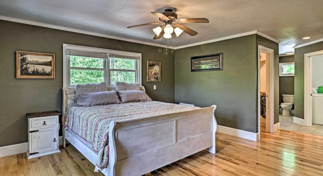 Private Bryson City Ranch Retreat w/ Mtn Views!, Забронировать Дом для отпуска Отели Great Smoky Mountains National Park с парковкой, Парковка