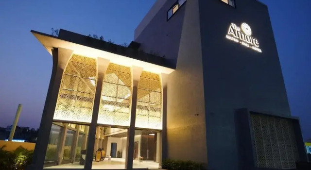 The Amore Surat, Rezerwuj Hotel Hotele w Surat z basenem, Basen