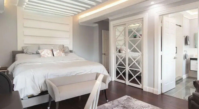 4 BDR Lake Geneva Estate Across From Beach!, Забронировать Дом для отпуска Отели Лейк-Дженива с парковкой, рядом с Винодельня Studio Winery, Парковка