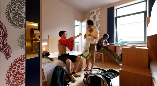 Кровать в общем номере Sleep Well Youth Hostel