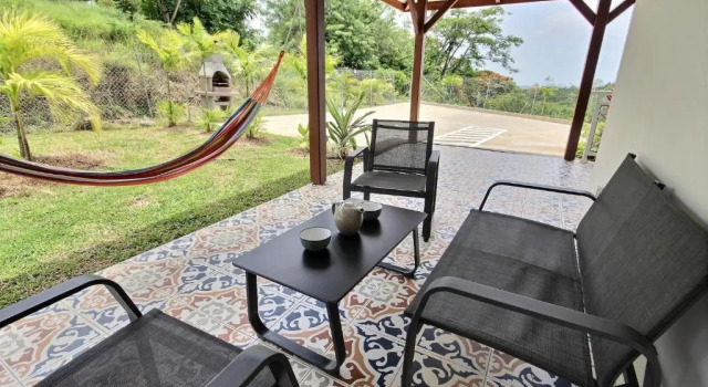 Villa Stone : piscine, accès PMR, à 15 min à pied de la plage, Varaa Villa Mökit kohteessa Fort-de-France, Mökki