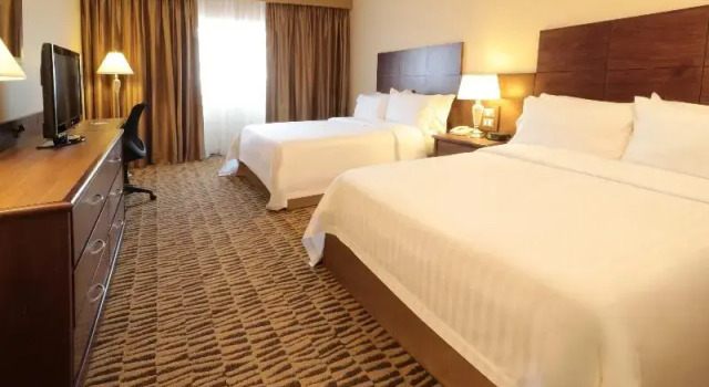 Четырёхместный номер Standard с балконом Holiday Inn Monterrey Norte by IHG