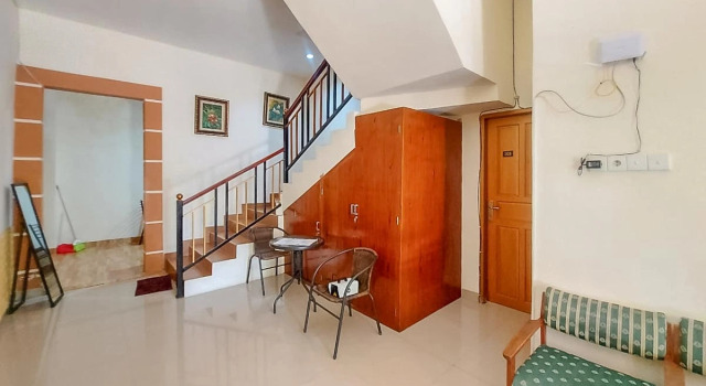Enine Homestay Makassar RedPartner, Rezervovat Hotel Hotely v Sulawesi s parkováním, Parkování