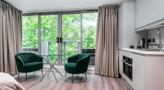 Etværelseslejlighed med altan Regent Hotel
