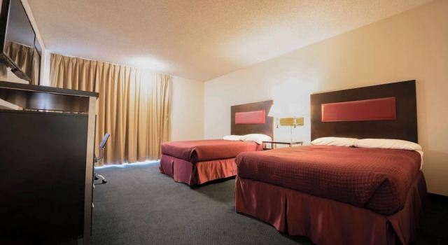 Четырёхместный номер Standard с балконом Royal Plaza Inn